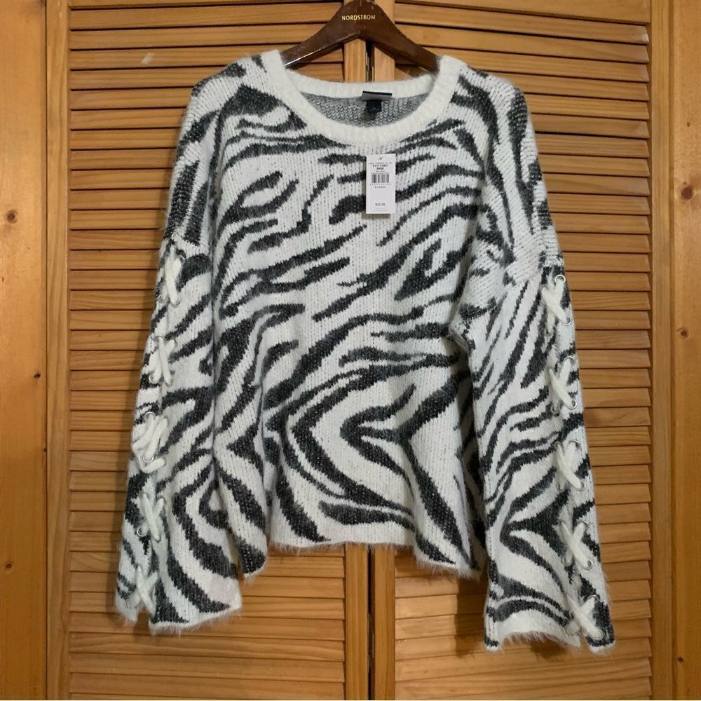 NWT Daytrip Buckle Bell Sleeve Sweater size XL
